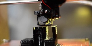 三维打印机在学校实验室工作期间，3D塑料打印机，3D打印