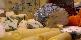 通过各种法国奶酪的圆周运动