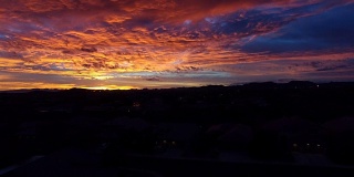 黄昏时分，五彩缤纷的亚利桑那州天空的航拍