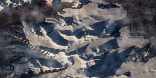 在国际空间站上飞越地球。飞过雪山，从太空鸟瞰。