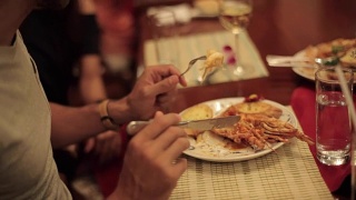 用刀叉在盘子里吃龙虾的人的手特写视频素材模板下载