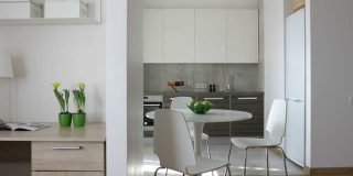 4 k。斯堪的纳维亚风格的现代公寓内部配备厨房和工作场所。运动全景