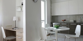 4 k。斯堪的纳维亚风格的现代公寓内部配备厨房和工作场所。运动全景