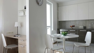 4 k。斯堪的纳维亚风格的现代公寓内部配备厨房和工作场所。运动全景视频素材模板下载
