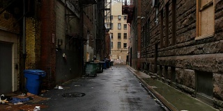 在一个大城市里建立一个空的小巷的镜头