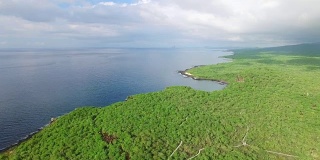 鸟瞰图郁郁葱葱的丛林景观圣克里斯托巴尔岛海岸，热带天堂波多黎各巴克利佐莫雷诺，加拉帕戈斯群岛的首都，厄瓜多尔