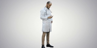 身穿白大褂的医生在白色背景下用手机自拍