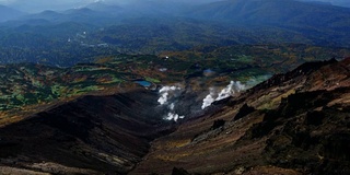 从旭鹤山(日本北海道最高的山)山顶俯瞰美丽的景色。时间流逝长镜头为主