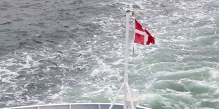 船上的丹麦国旗迎风飘扬
