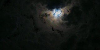 夜晚的月亮和多云的天空