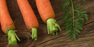 新鲜的有机胡萝卜和绿色的顶部