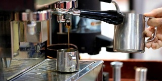 咖啡师用咖啡机做卡布奇诺