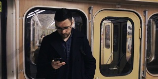 用智能手机乘坐地铁的商人