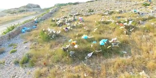 克罗地亚佩格岛公路旁草地上塑料袋的鸟瞰图