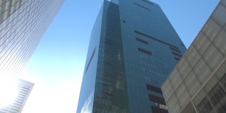 特写:巨大的玻璃摩天大楼和高大的办公大楼在大都市