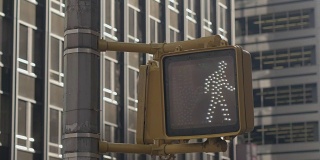 近景:人行横道灯从行人标志转向红色手