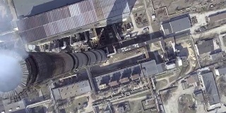 一个燃煤发电厂的天线。前视图。