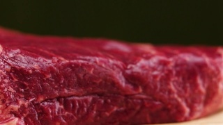 一片新鲜的生牛肉，特写视频素材模板下载