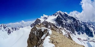 多云的西兰苏山脊山顶