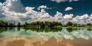 Сlouds倒映在哈萨克斯坦天山苏蓝天湖上。