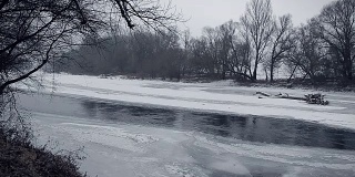 冰冻的河，冰，桥，极度寒冷的冬天