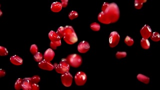 成熟的红石榴子在黑色背景上飞舞视频素材模板下载