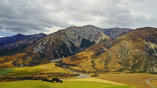 鸟瞰图的南部阿尔卑斯山脉在亚瑟的通行证国家公园新西兰