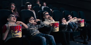 五个男孩在电影院看3D电影