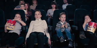 孩子们正在电影院看电影