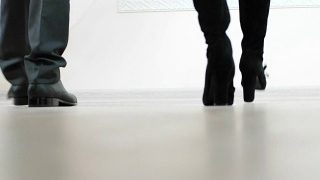 男人和女人的腿一起走在一起穿着皮鞋和靴子的特写视频素材模板下载