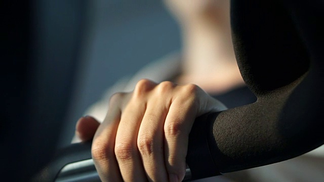亚洲成年女运动员在健身房里做机器举重运动