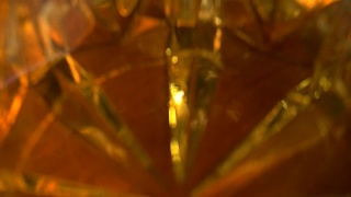 将苏格兰威士忌倒入加冰的玻璃杯中视频素材模板下载