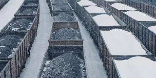 下雪时火车车场有煤集装箱