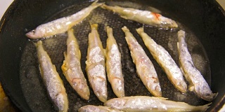在煎锅中煎的鱼。胡瓜鱼。