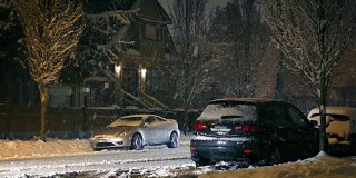 汽车在下雪时穿过郊区
