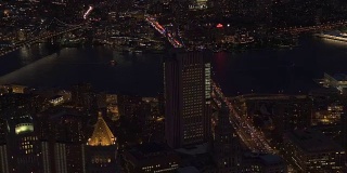 航拍:东河上标志性的布鲁克林和曼哈顿大桥在夜晚被点亮