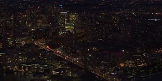 航拍:著名的布鲁克林大桥高速公路位于东河上，夜间灯火通明