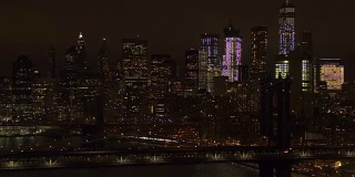 航拍图:连接布鲁克林和曼哈顿市中心的两座桥在夜晚灯火通明