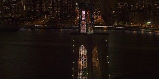 在布鲁克林大桥高速公路上，汽车被堵在了交通拥堵的道路上