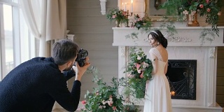 摄影师以捧花和壁炉为背景拍摄新娘