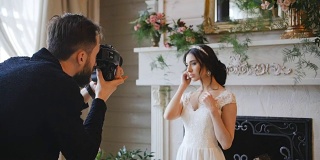 摄影师拍摄与一个中型胶片相机新娘与壁炉的背景