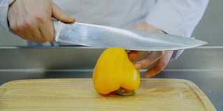 将黄椒片煮熟。
