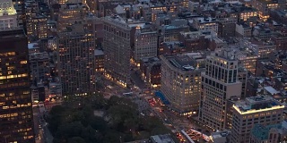 航拍图:黄昏时分，熨烫大厦(Flatiron Building)位于百老汇和第五大道的交叉口