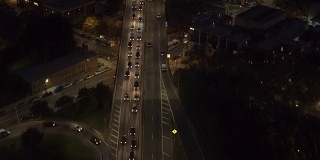 航拍:DUMBO街区布鲁克林大桥高速公路上，夜间交通十分拥挤