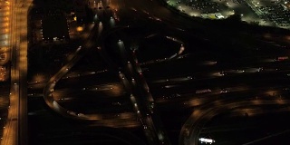天线:在美国大城市的交汇处，夜晚灯火通明