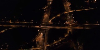 航拍:临近郊区的大型多层次立交桥在晚上亮起了灯