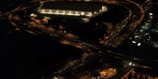 航拍:大型多层交换照明在夜晚的工业区