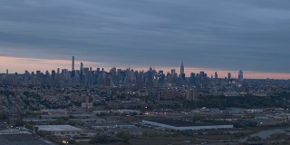 航拍:黎明时分的新泽西工业区和纽约市中心曼哈顿天际线