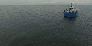 航拍的商业渔船拉拖网