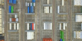 工业港口鸟瞰图与集装箱。